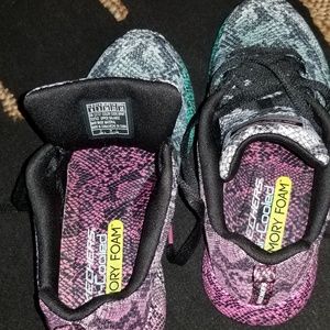 SKECHERS SNEAKERS